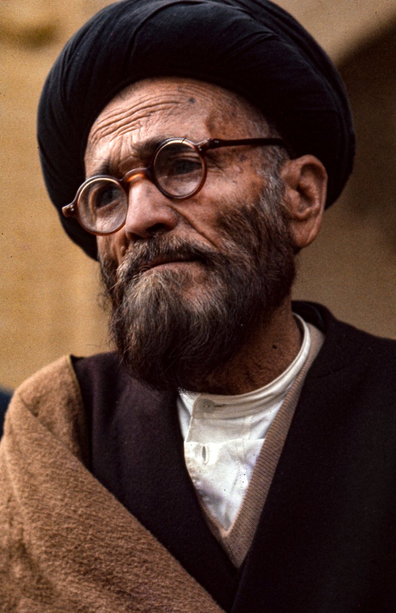 Iransk shiamuslimsk präst med glasögon och turban av Thomas J. Abercrombie