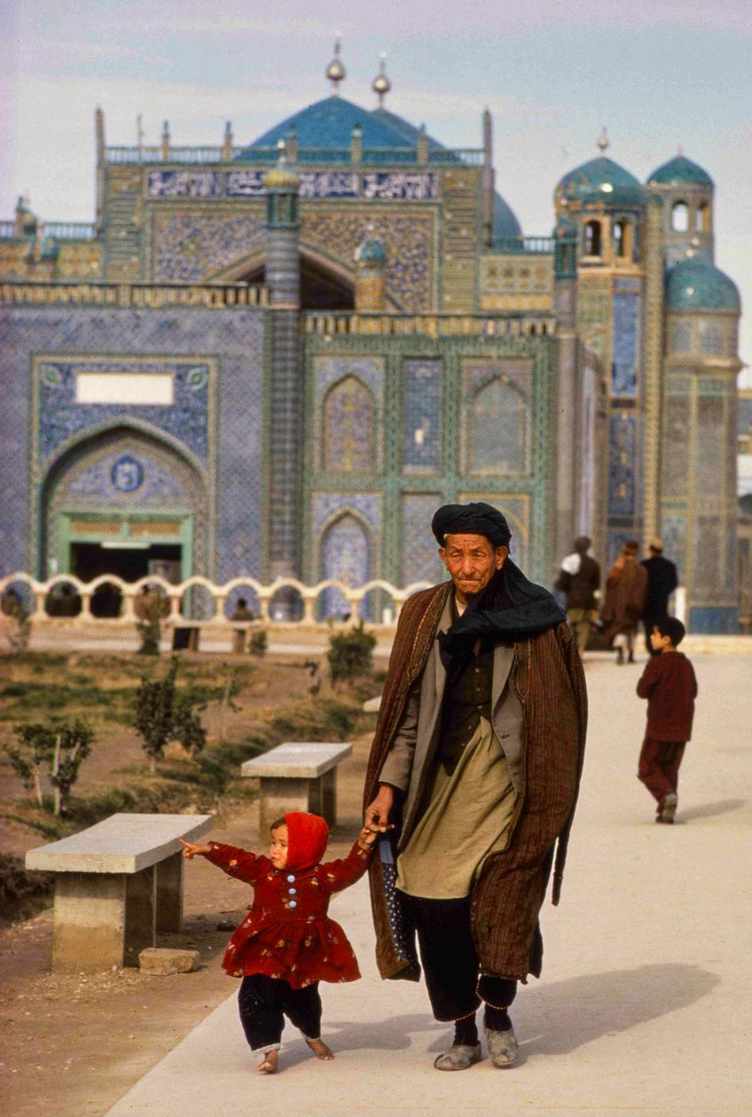 Besökare till moskén och mausoleet i Mazar-i-Sharif, Masjid-e-Kabud aka Rawze-e-Sharif... av Thomas J. Abercrombie
