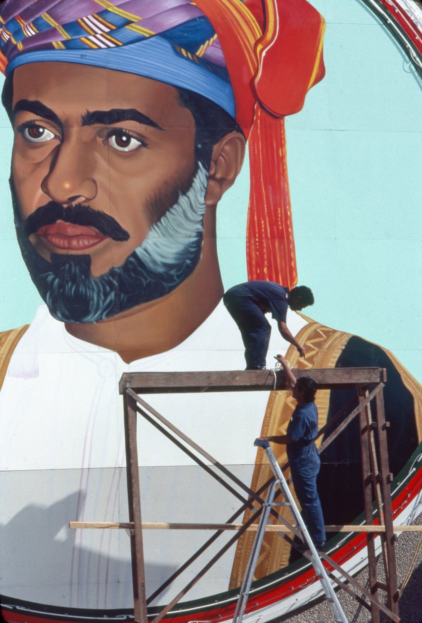 Arbetare underhåller en gigantisk väggmålning av Qaboos bin Said Al Said, Sultan av Oman var Sultan... av Thomas J. Abercrombie