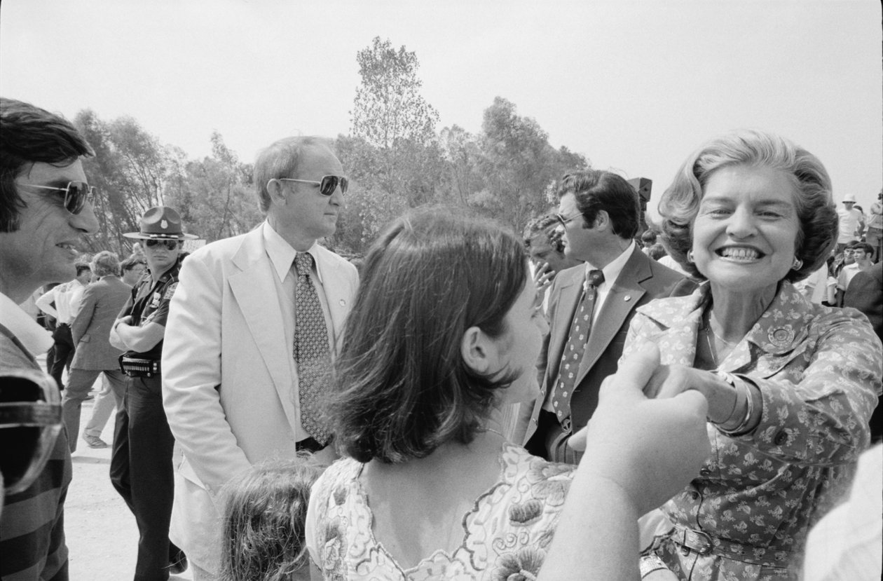 Presidenthustrun Betty Ford skakar hand vid ett kampanjstopp i Södern av Thomas J. O