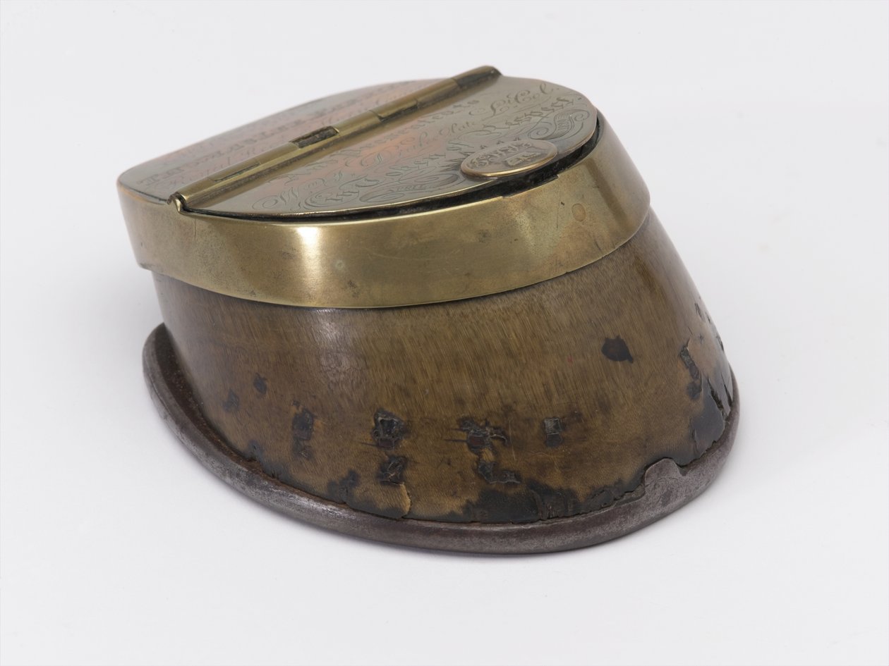 Hästs hov bläckhus tillhörande kapten William Tyrwhitt Drake, Royal Horse Guards, ca 1829 (bläckhus, hästhov) av Thomas Lee