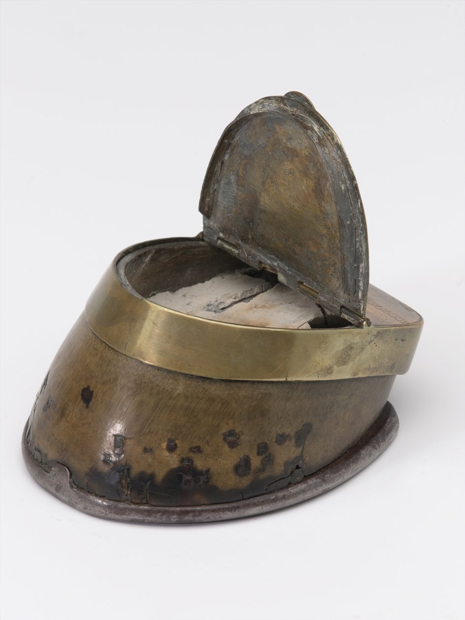 Hästs hov bläckhus tillhörande kapten William Tyrwhitt Drake, Royal Horse Guards, ca 1829 (bläckhus, hästhov) av Thomas Lee