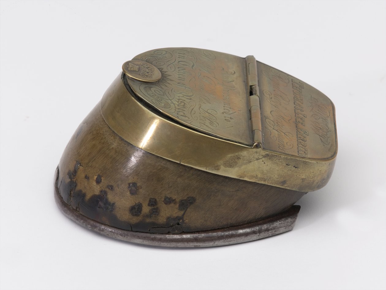 Hästs hov bläckhus tillhörande kapten William Tyrwhitt Drake, Royal Horse Guards, ca 1829 (bläckhus, hästhov) av Thomas Lee