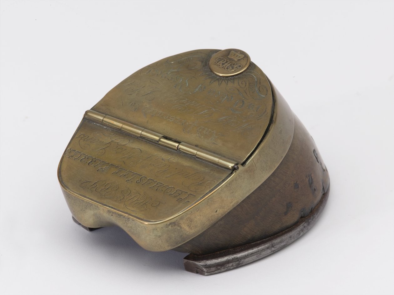 Hästs hov bläckhus tillhörande kapten William Tyrwhitt Drake, Royal Horse Guards, ca 1829 (bläckhus, hästhov) av Thomas Lee