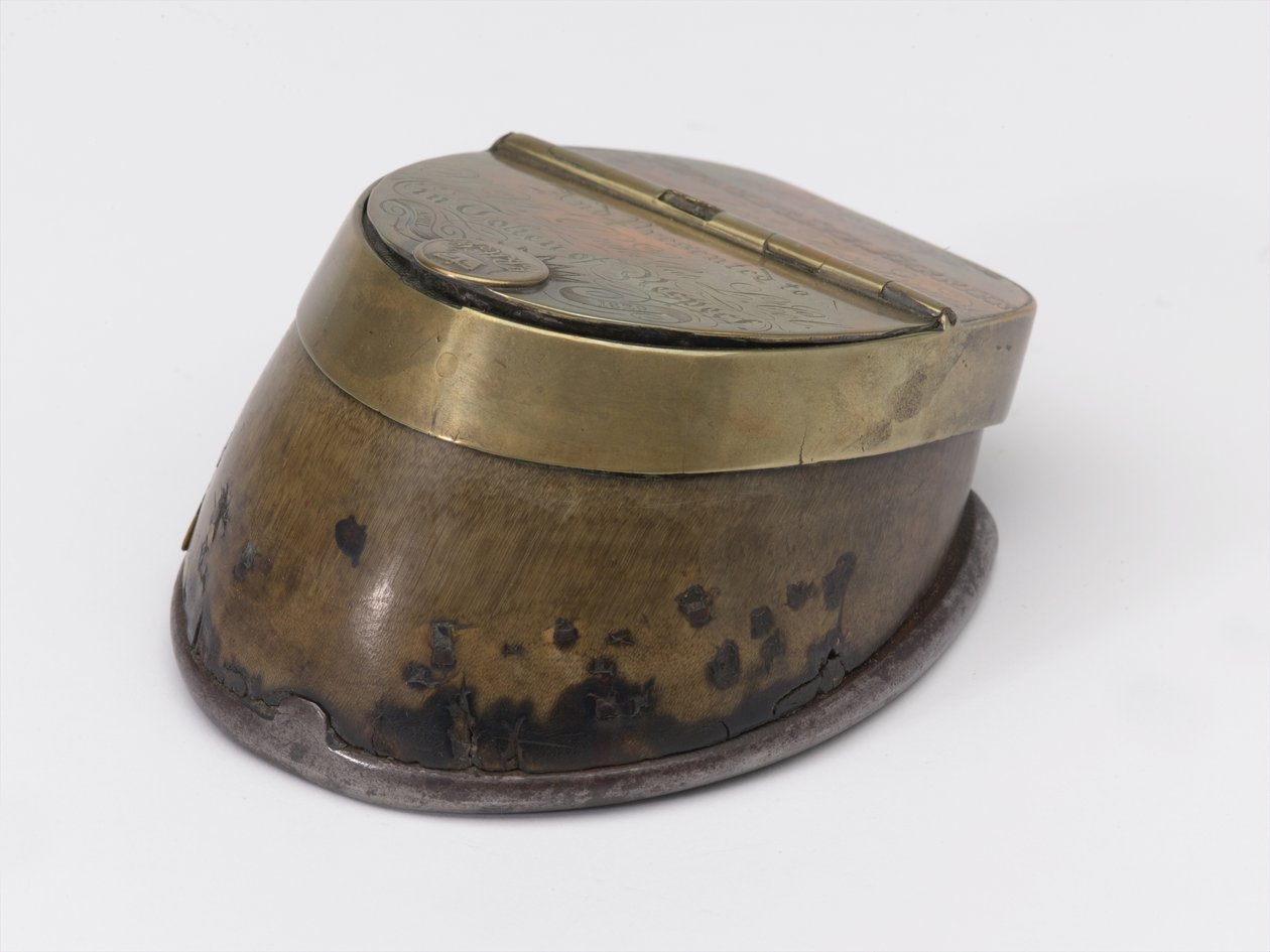 Hästs hov bläckhus tillhörande kapten William Tyrwhitt Drake, Royal Horse Guards, ca 1829 (bläckhus, hästhov) av Thomas Lee