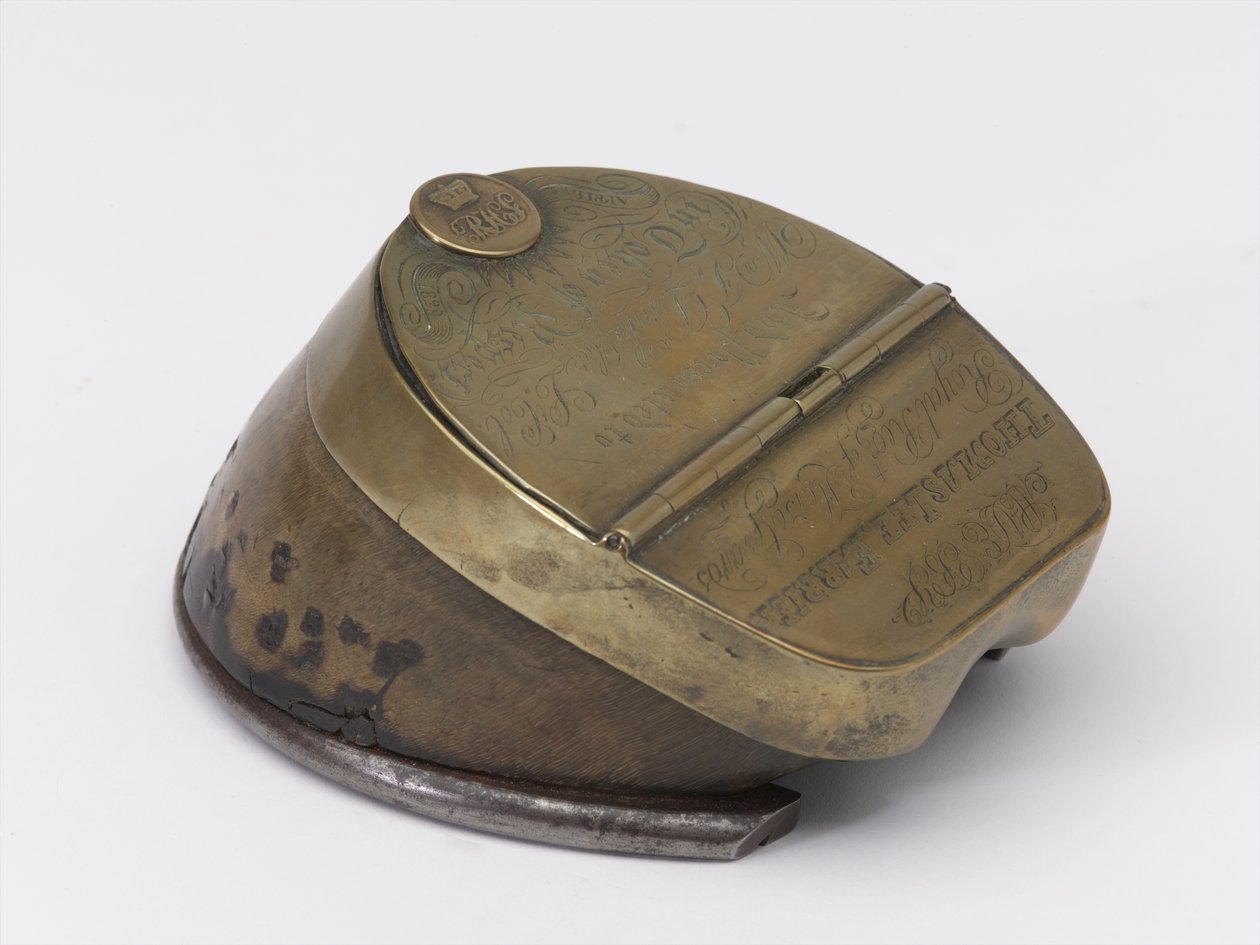 Hästs hov bläckhus tillhörande kapten William Tyrwhitt Drake, Royal Horse Guards, ca 1829 (bläckhus, hästhov) av Thomas Lee