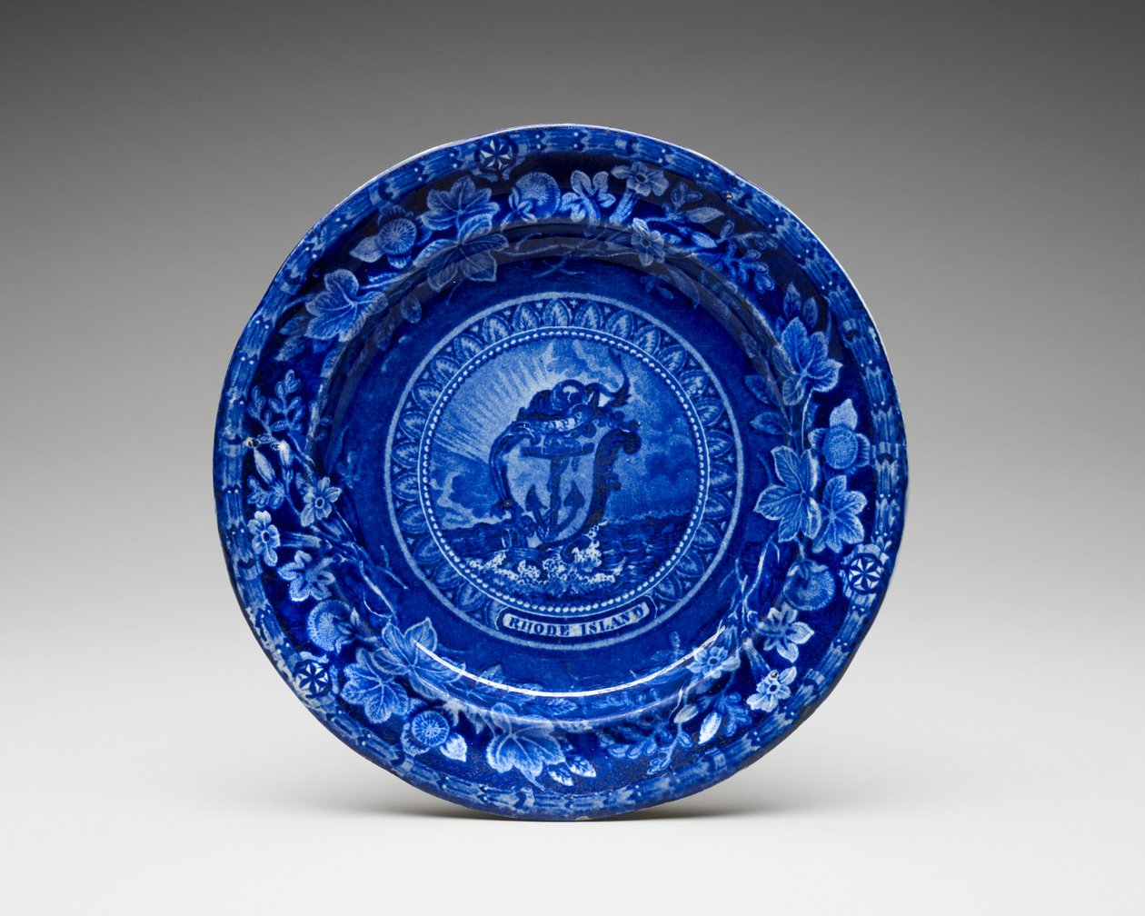Tallrik, c. 1826-1835 (blyglaserat lergods med transfertryck) av Thomas Mayer
