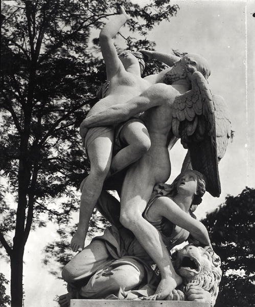 Saturnus som för bort Cybele, allegori över jorden, ca 1675-80, fotograferad i Jardin des Tuileries, Paris, av Adolphe Giraudon (1849-1929) (marmor) (svart/vitt foto) av Thomas Regnaudin