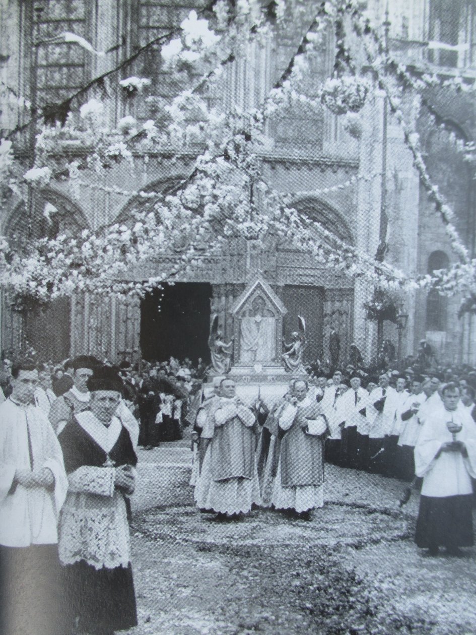 Procession du Voile de la Vierge devant le portail royal de la cathédrale Notre-Dame de Chartres.) av Thomon