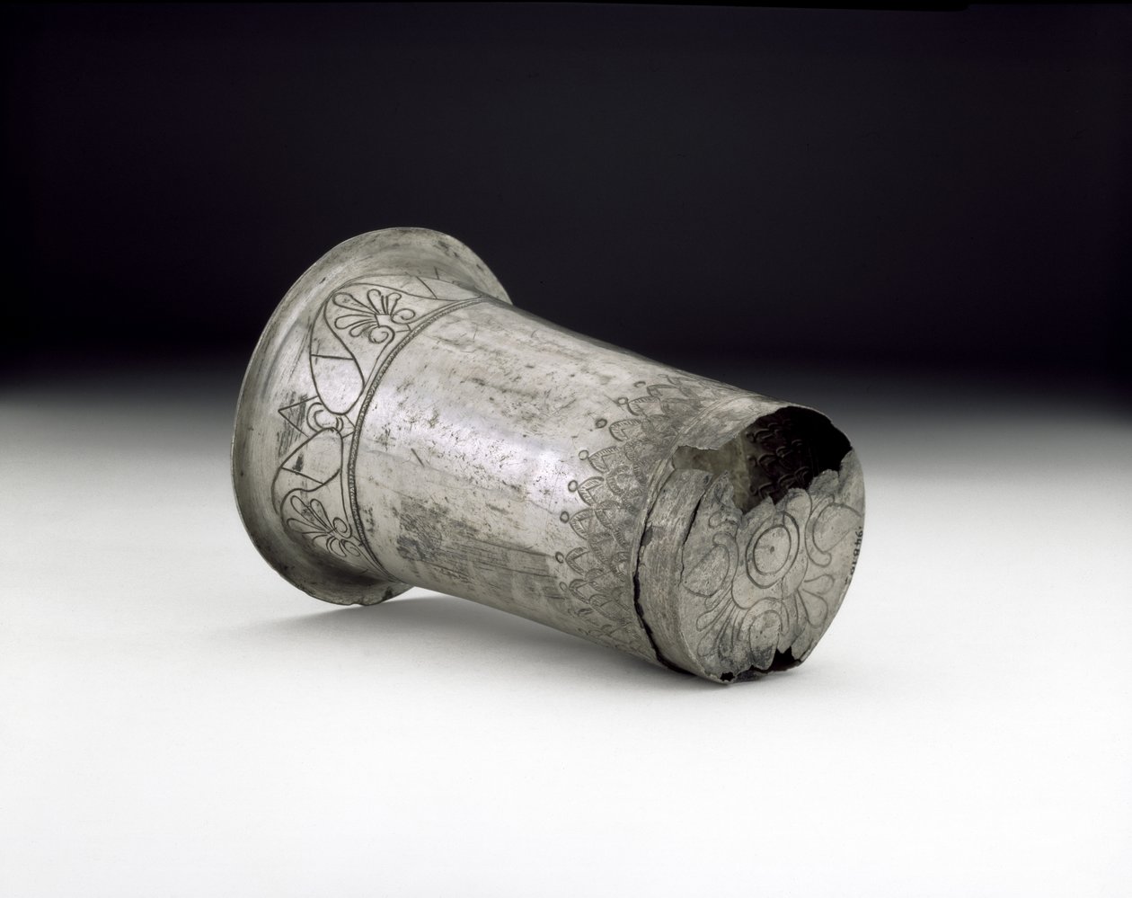 Bägare, hittad i Dalboki-graven, Bulgarien (silver) (se 103328) av Thracian