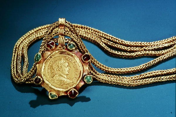 Mynt, från Caracallas reign monterad på ett hänge, 249 (guld) av Thracian