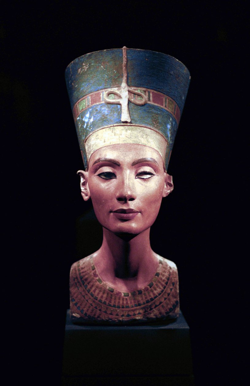 Byst av Nefertiti (c1370-c1330 f.Kr.) Stor kunglig hustru (huvudgemål) till den egyptiske farao Akhenaton. Nefertiti och hennes man var kända för en religiös revolution. De började dyrka en enda gud, Aten, solens skiva. av Thutmose Thutmose
