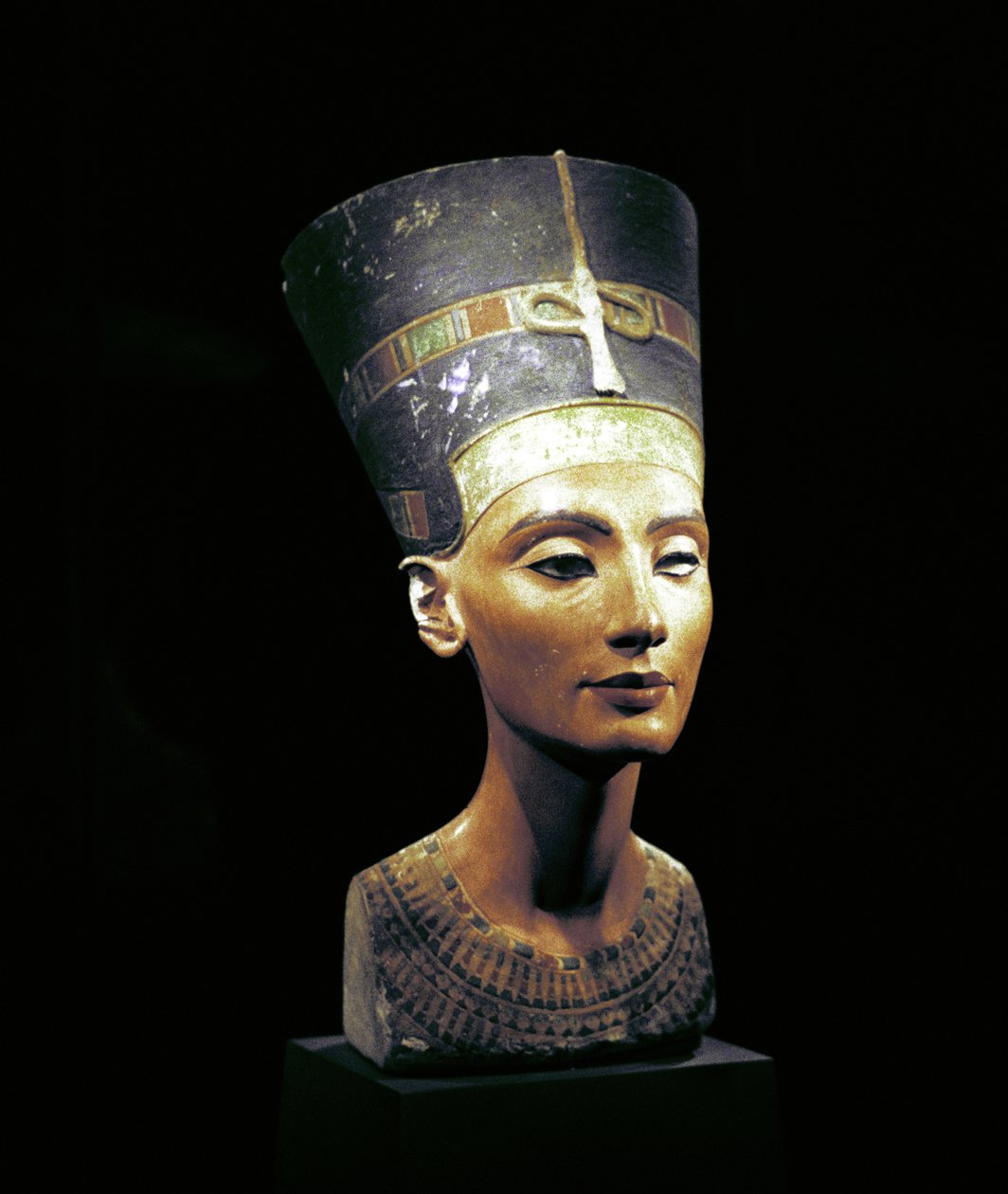 Byst av Nefertiti (c1370-c1330 f.Kr.) Stor kunglig hustru (huvudgemål) till den egyptiske farao Akhenaton. Nefertiti och hennes man var kända för en religiös revolution. De började dyrka en enda gud, Aten, solens skiva. av Thutmose Thutmose