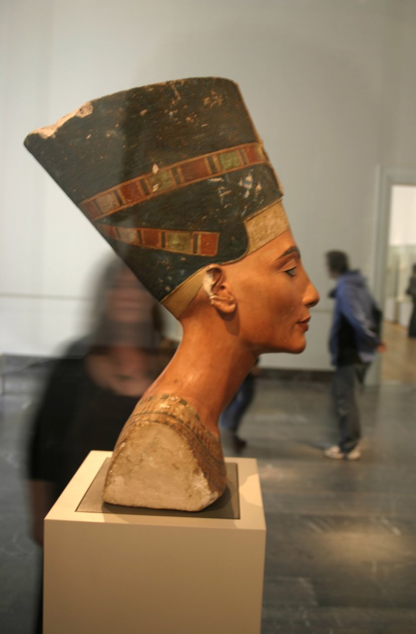 Byst av Nefertiti (c1370-c1330 f.Kr.) Stor kunglig hustru (huvudgemål) till den egyptiske farao Akhenaton. Nefertiti och hennes man var kända för en religiös revolution. De började dyrka en enda gud, Aten, solens skiva. av Thutmose Thutmose