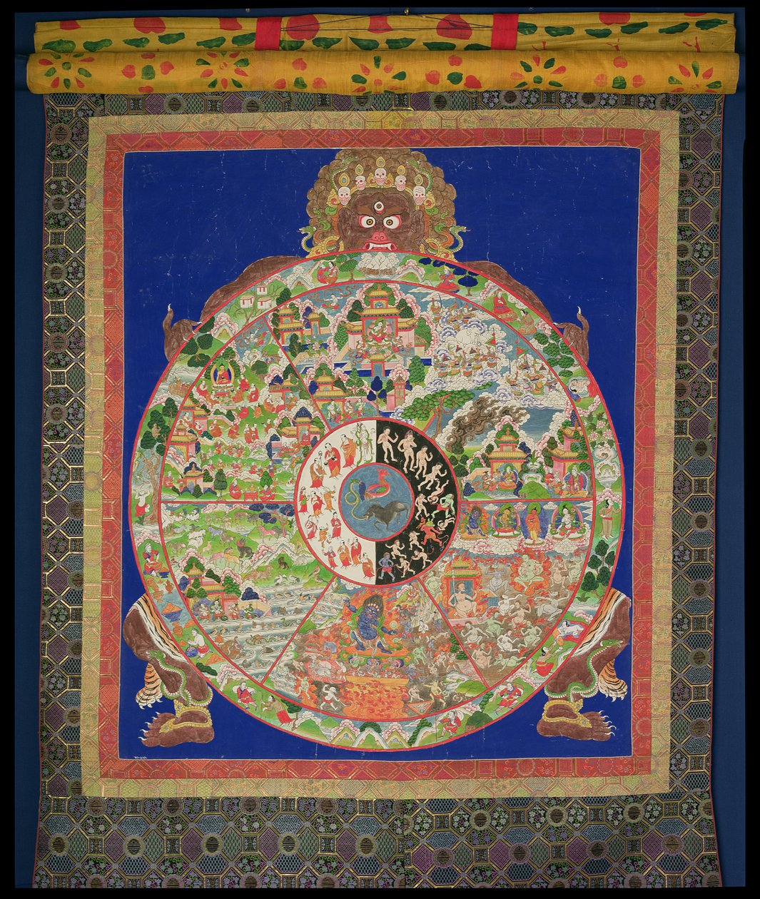 Dharmachakra Life Wheel of Life vrids av Yama, dödens Herre, med scener som symboliserar de tolv länkarna som orsakar okontrollerad återfödelse runt kanten, tibetansk, 1780-1850 av Tibetan School