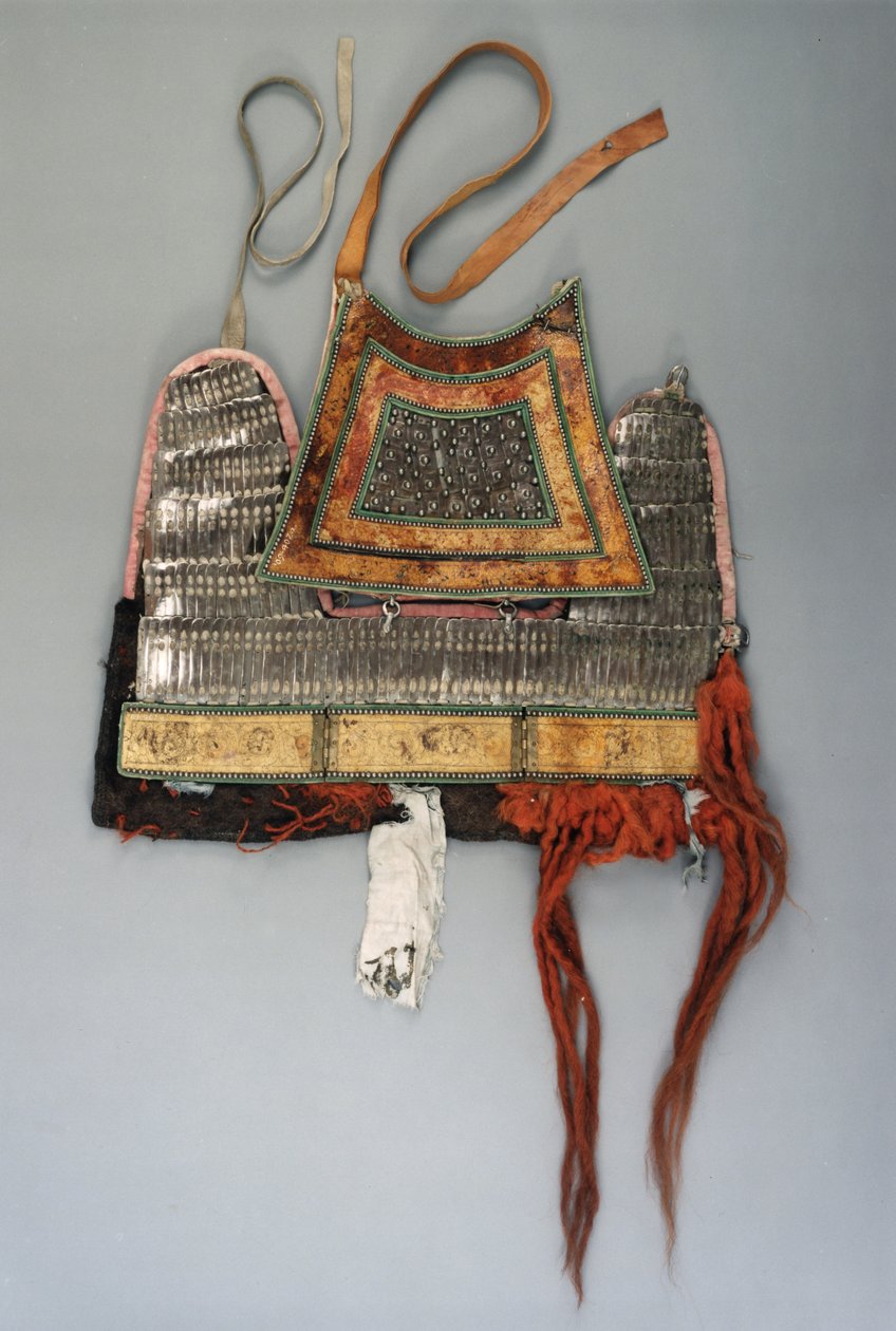 Hästpansarhuvudstycke av fyrkantiga plattor fästa med en pilformad platta och applicerade plattor av öppet scrollwork (stålläder) av Tibetan School