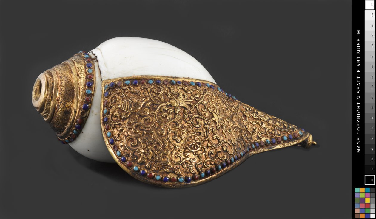 Buddhistisk rituell skaltrumpet, ca 1750-1850 (Conch skal, förgylld kopparlegering, halvädelstenar) av Tibetan School