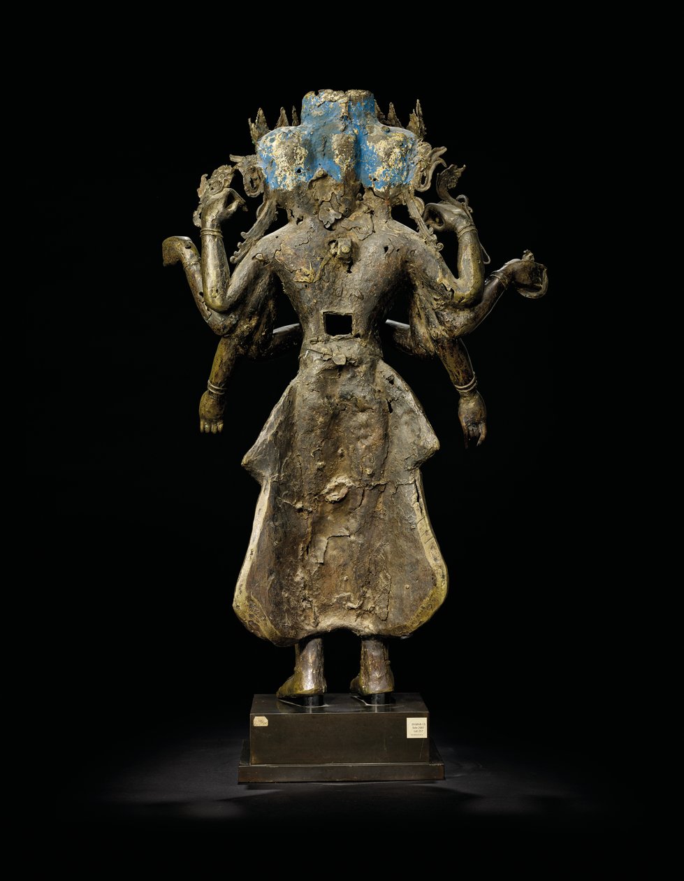 Ekadashalokeshvara statue av Tibetan School