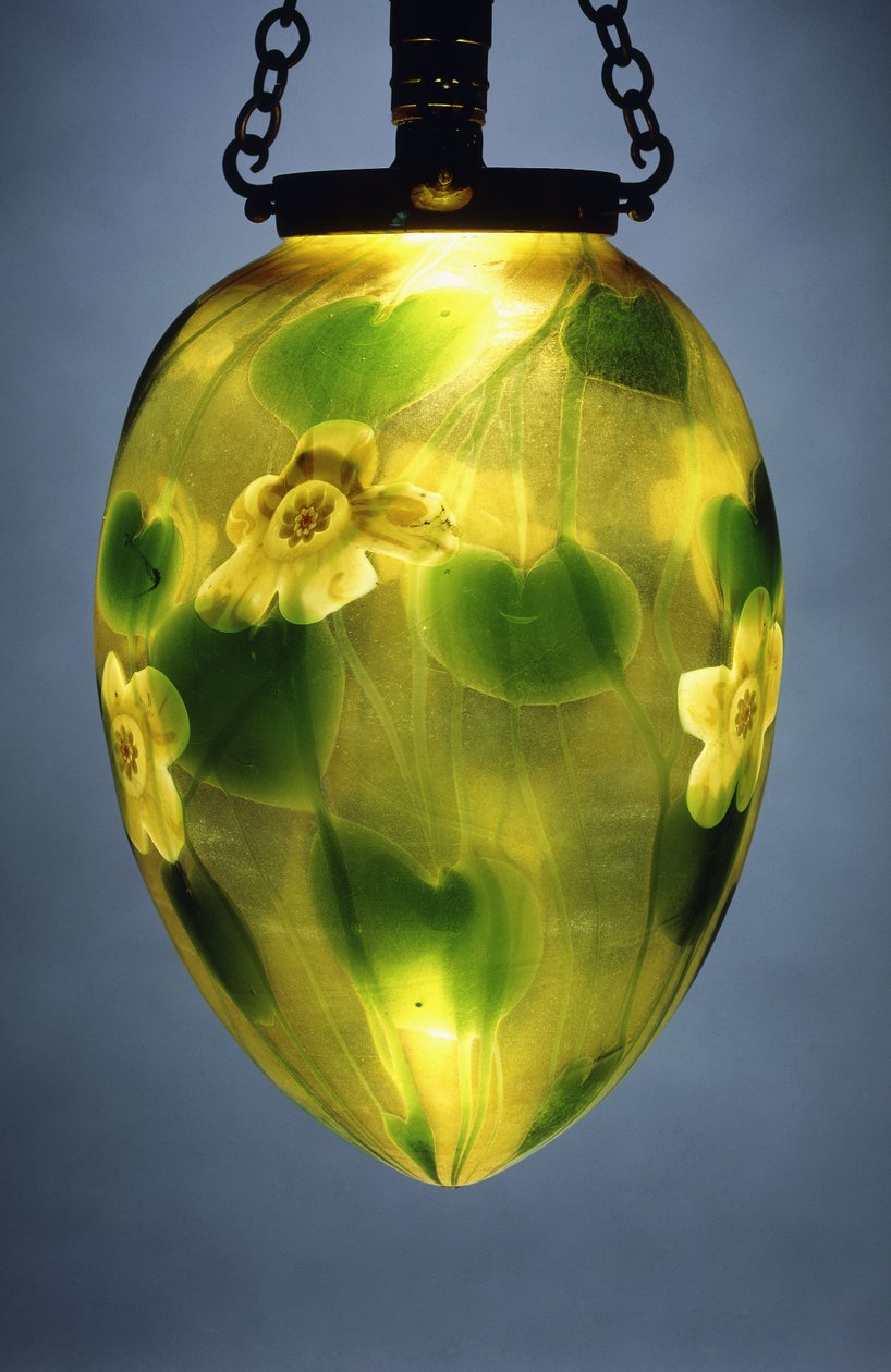 En hängande lykta, dekorerad med gröna löv och vinrankor och gula iriserande blommor, av Tiffany Studios