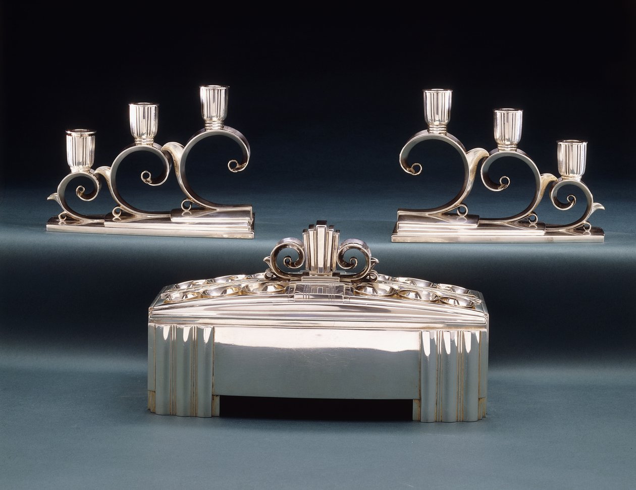 En Tiffany & Co. utställning i mitten och två treljus kandelabrar, gjorda för 1939 års världsutställning, ca 1939 (silver) av Tiffany and Company