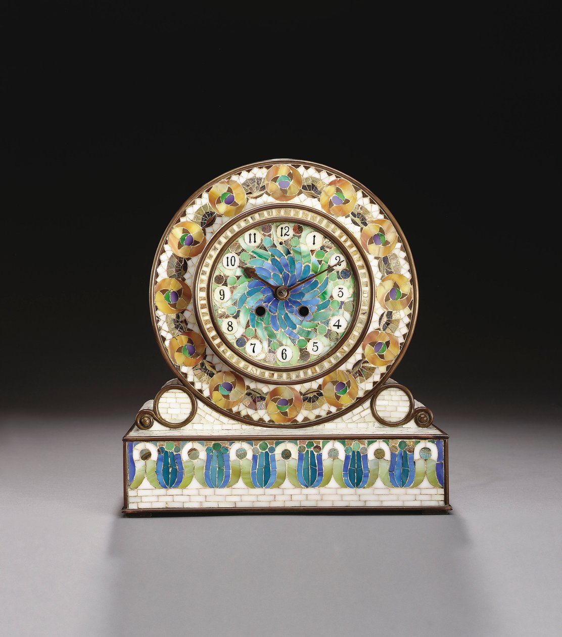 Favrile mantelklocka i mosaik (glas & brons) av Tiffany and Company