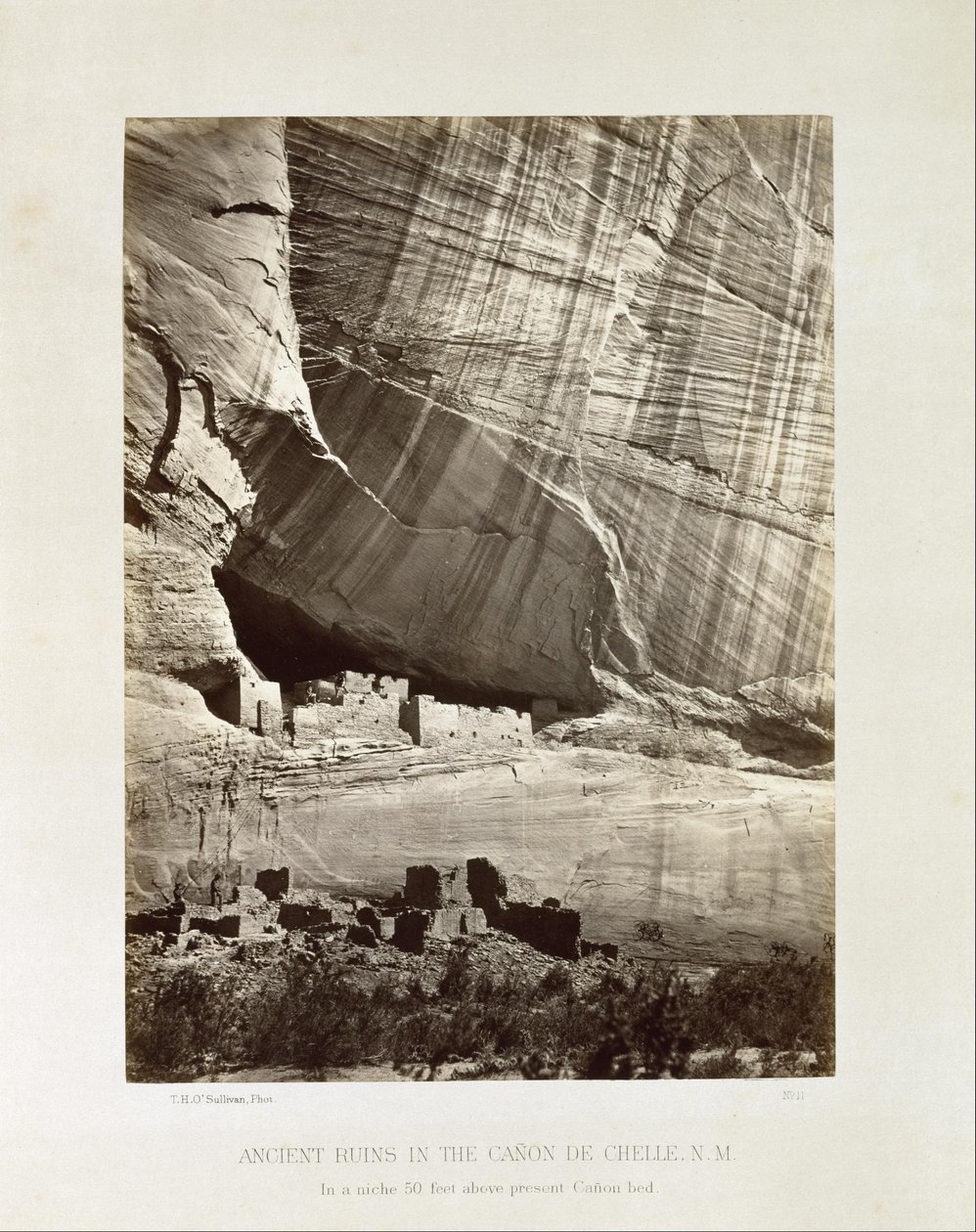 Ancient Ruins in the Cañon de Chelle, N.M. (Territory) av Timothy H. OSullivan