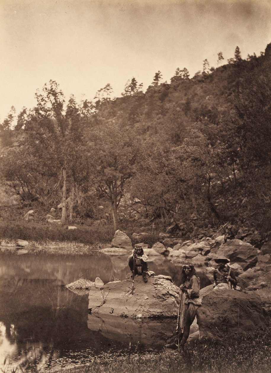 Utsikt över Apache Lake, Sierra Blanca Range, Arizona, med två apachescouter i förgrunden av Timothy H. O