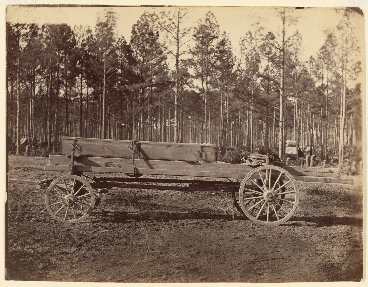 [Vagn med avlång låda som möjligen transporterar gevär eller bössor] av Timothy H. O