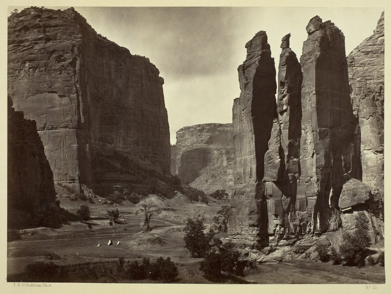 Cañon de Chelle, Walls of the Grand Cañon, cirka 1200 fot hög, 1873 av Timothy OSullivan