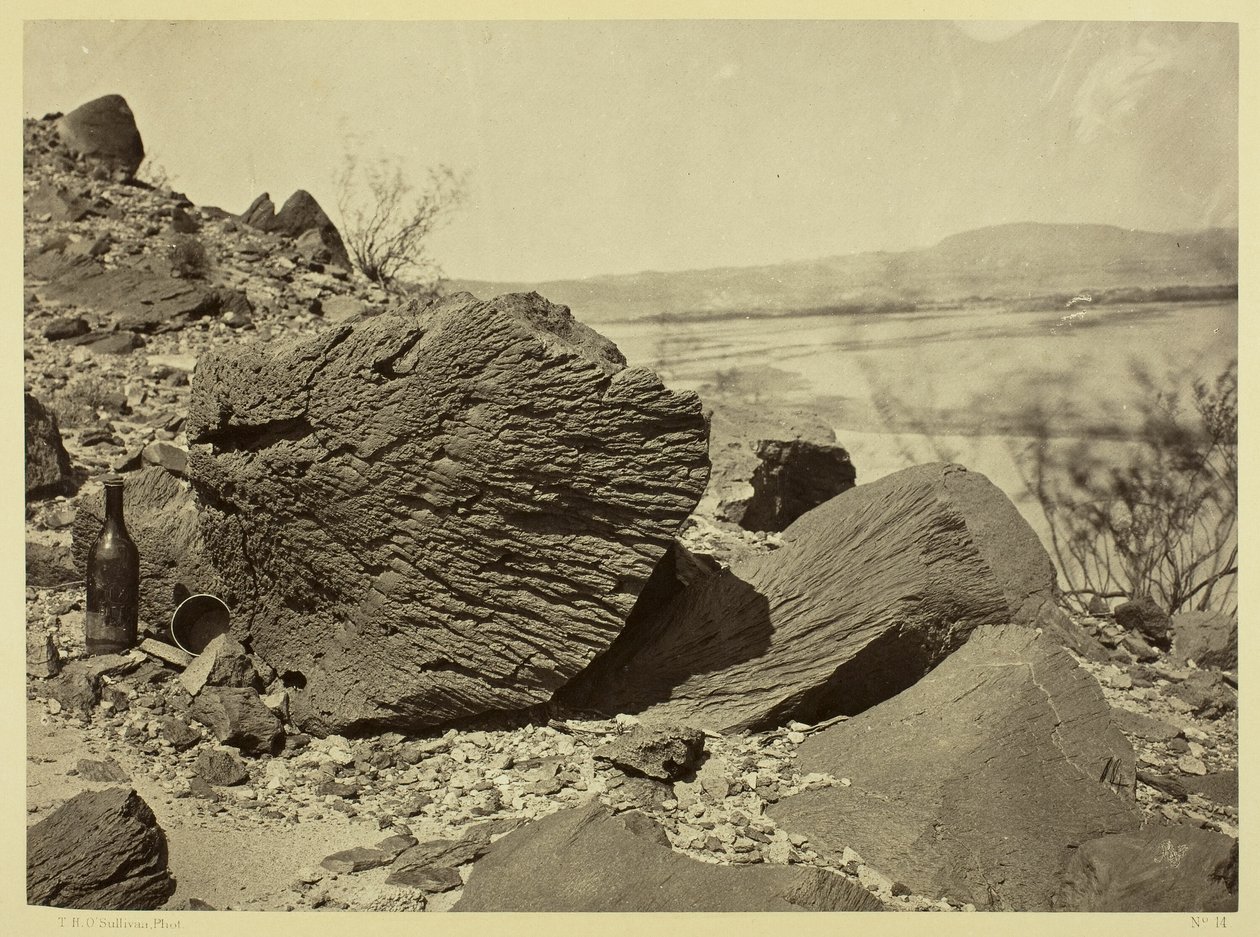 Sten utskuren av drivande sand, nedanför Fortification Rock, Arizona av Timothy O