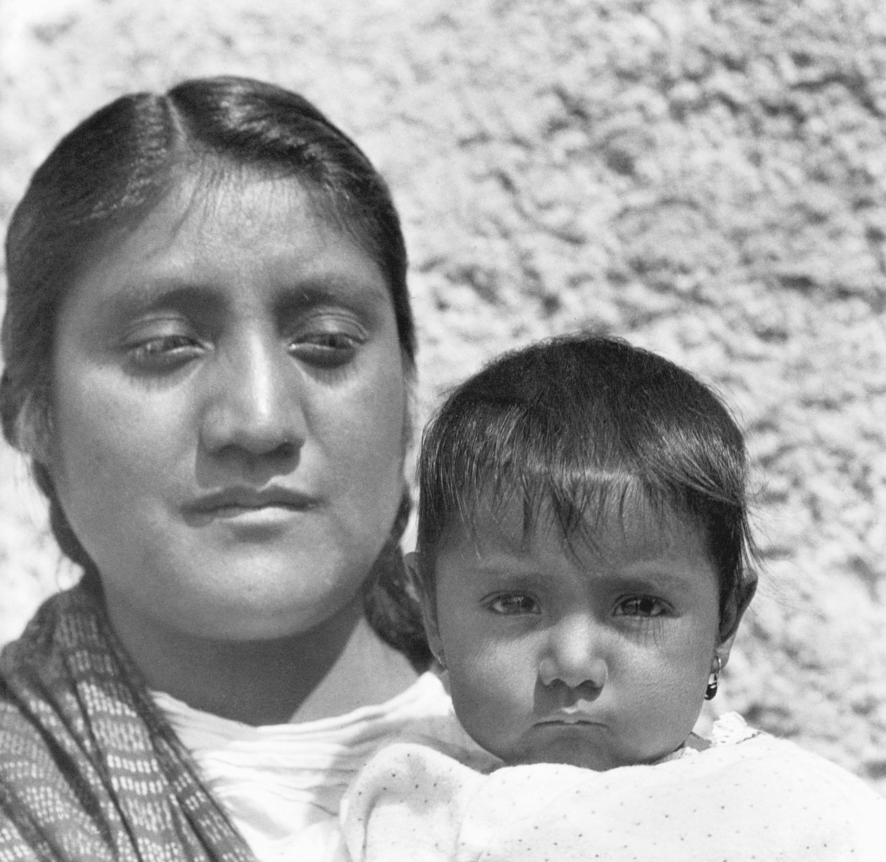 En aztekisk mamma (Conchita med sin mamma Luz Jimenez, hembiträde i familjen Salas och modell för Jean Charlot och Diego Rivera), Mexico City, 1926 av Tina Modotti