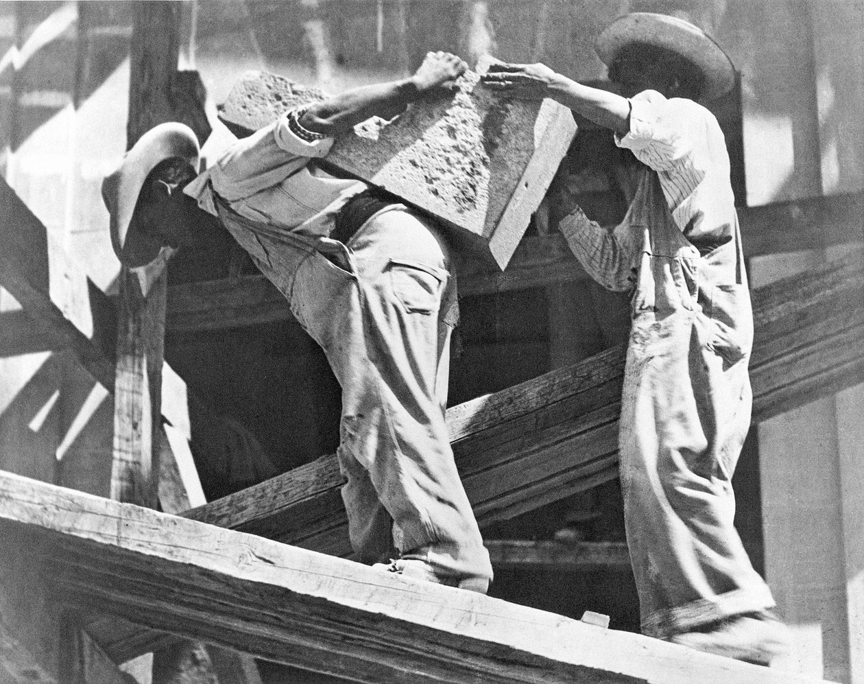 Byggnadsarbetare vid stadion, Mexico City, 1927 av Tina Modotti