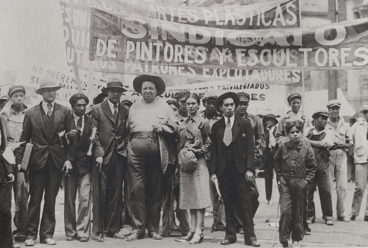Diego Rivera och Frida Kahlo i May Day Parade, Mexico City, 1 maj 1929 av Tina Modotti