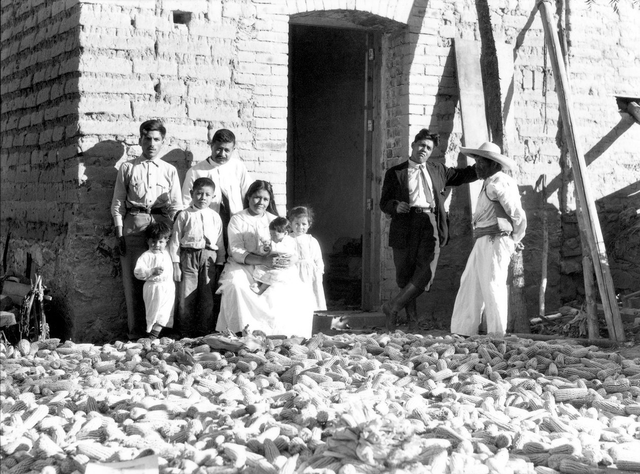Familj med majs, delstaten Veracruz, Mexiko, 1927 av Tina Modotti