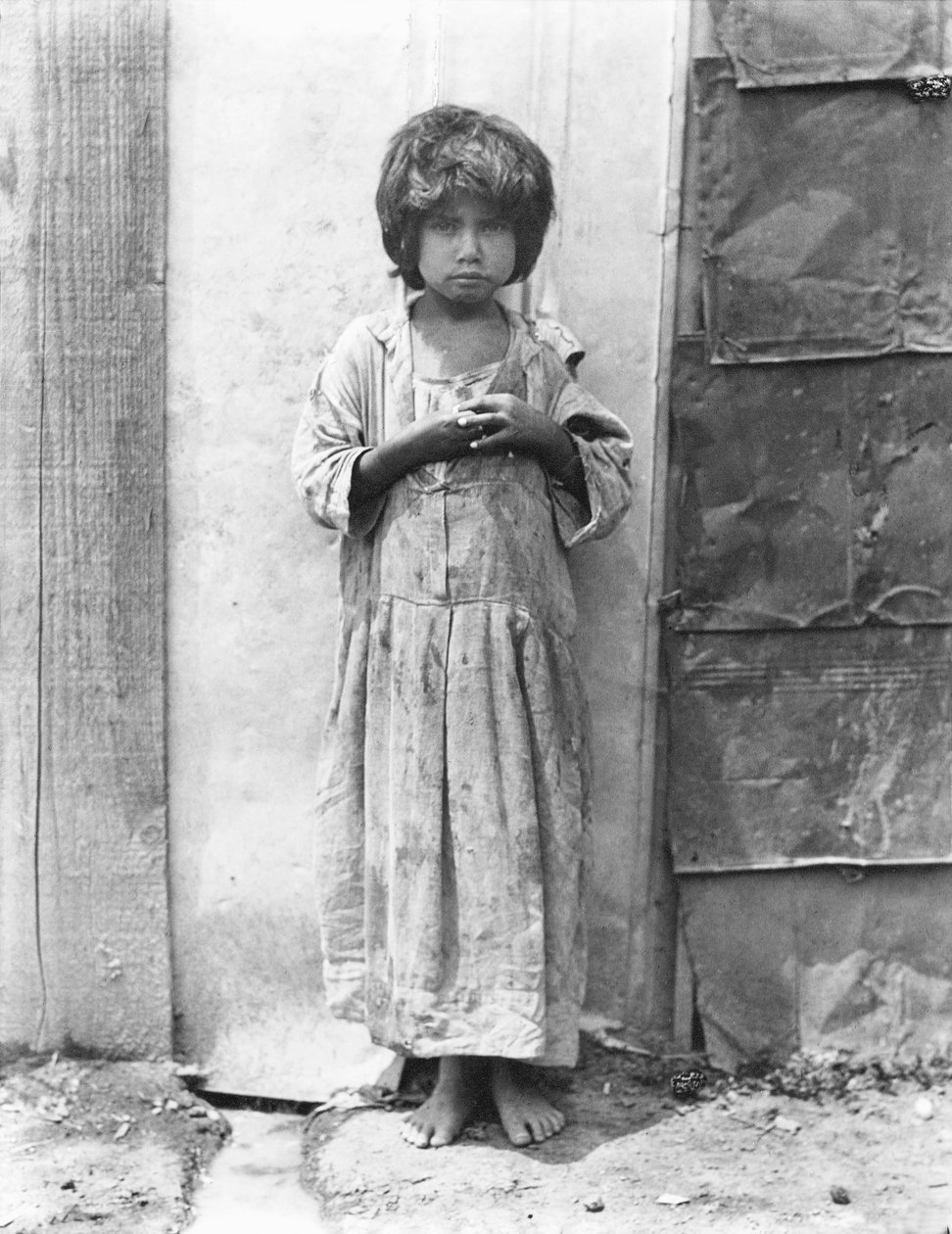 Flicka i "Colonia de Bolsa", Mexico City, 1928 av Tina Modotti