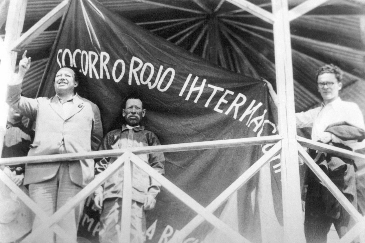 Internationell röd hjälp: Diego Rivera vid ett rally av "Socorro Rojo International", Tizuyuca (Hidalgo), Mexiko, 4 april 1929 av Tina Modotti