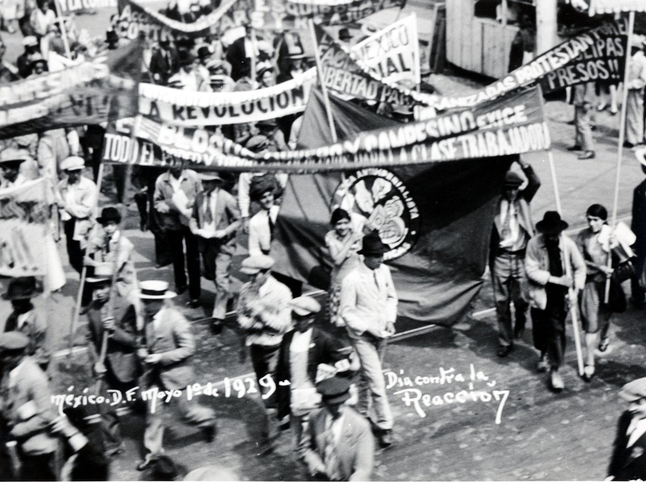 Arbetarnas marsch, Mexico City, första maj 1929 av Tina Modotti