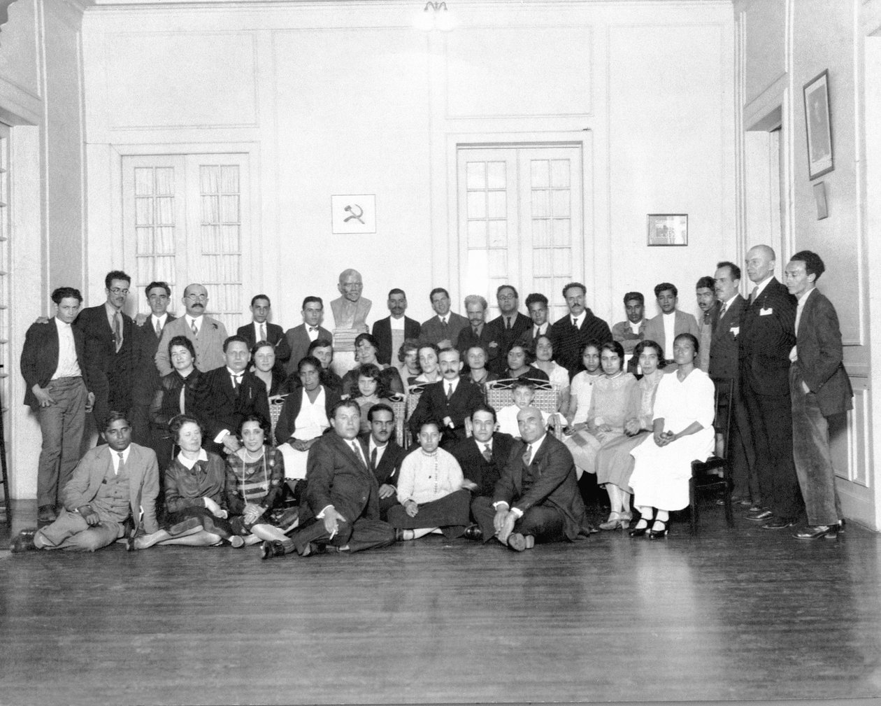 Mottagning på Sovjetunionens ambassad, Mexico City, 1926 av Tina Modotti
