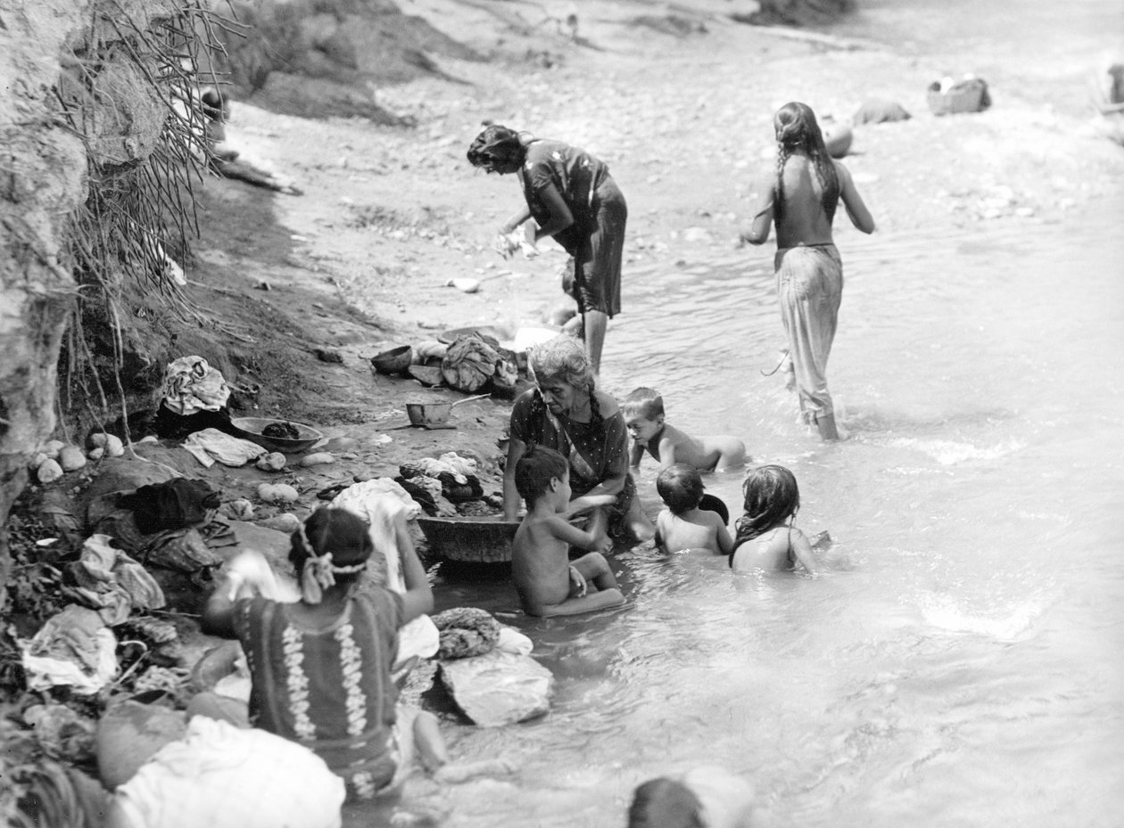Tvätt vid floden nära Tehuantepec, Mexiko, 1929 av Tina Modotti