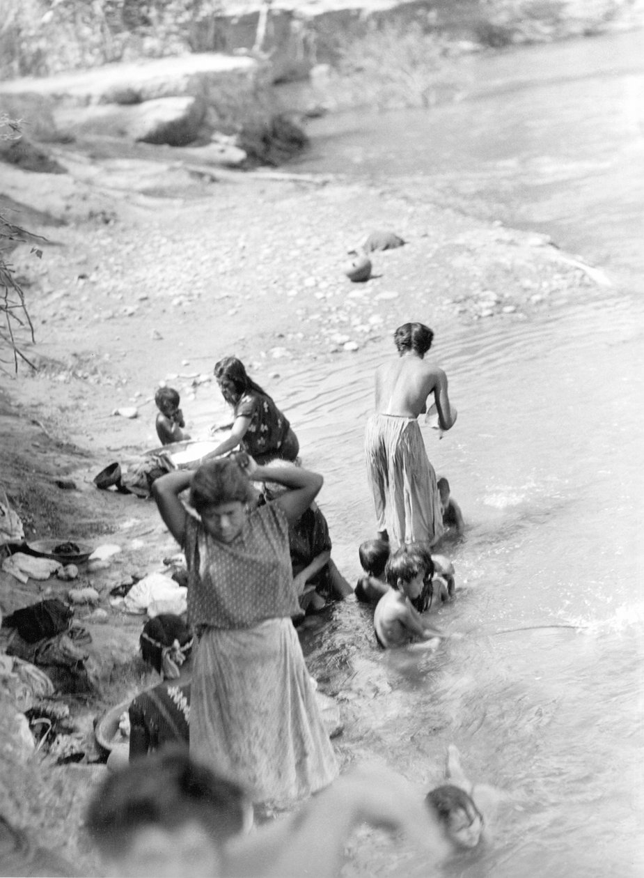 Tvätt vid floden nära Tehuantepec, Mexiko, 1929 av Tina Modotti