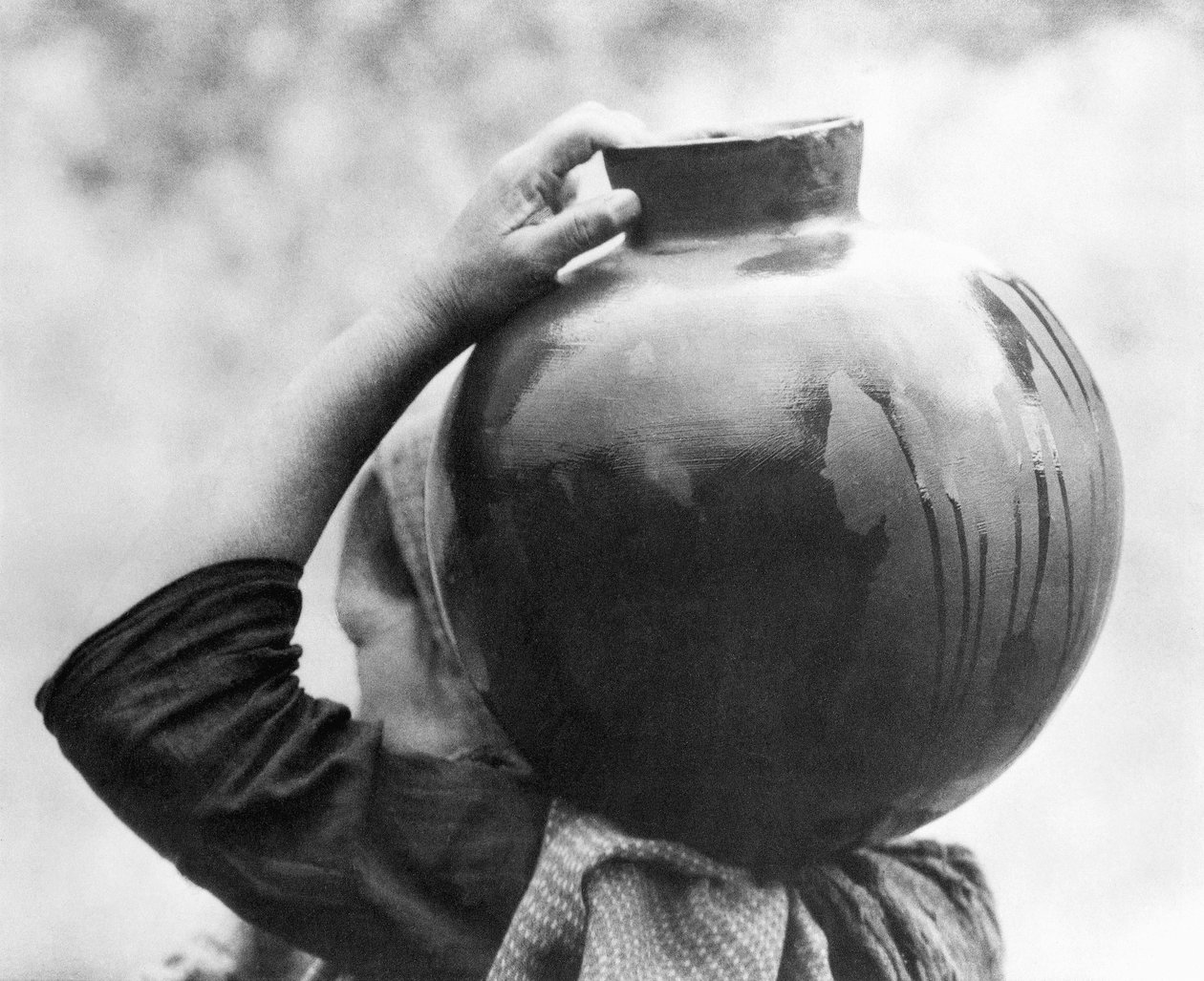 Kvinna med olla, Mexiko, ca 1927 av Tina Modotti