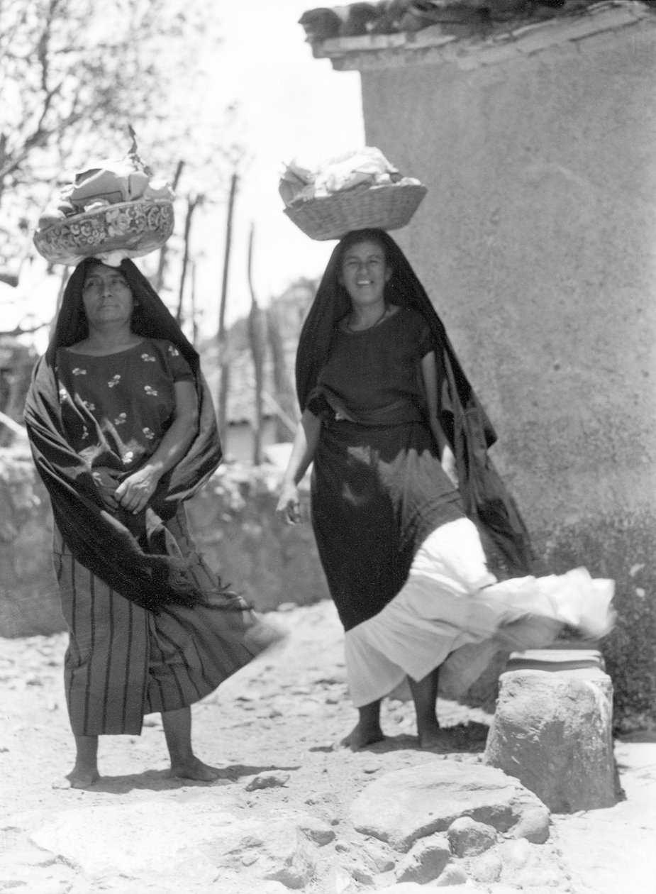 Kvinnor i Tehuantepec, Mexiko, 1929 av Tina Modotti
