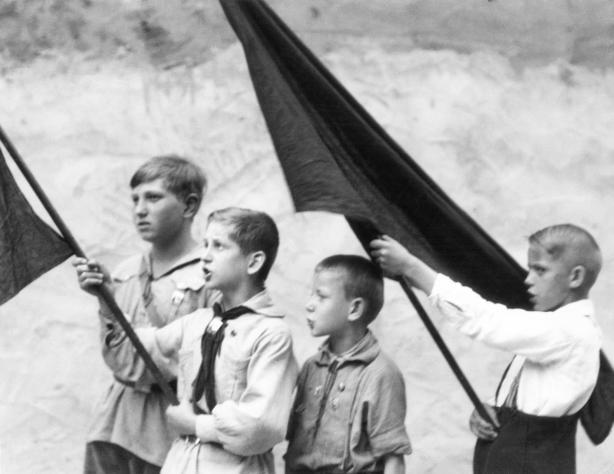 Unga pionjärer, Berlin, Tyskland, 1930 av Tina Modotti