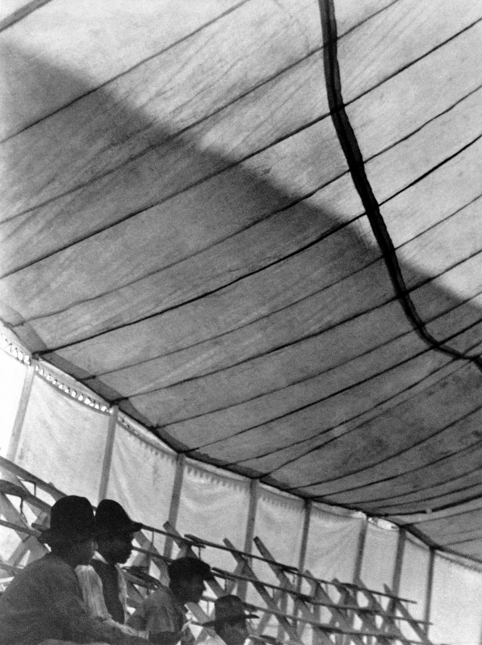 Cirkustält (stora ryska cirkusen), Mexico City, 1924 av Tina Modotti