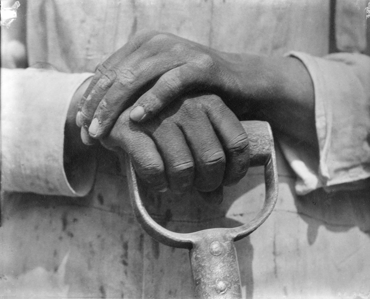 En byggnadsarbetares händer, Mexiko, 1926 av Tina Modotti