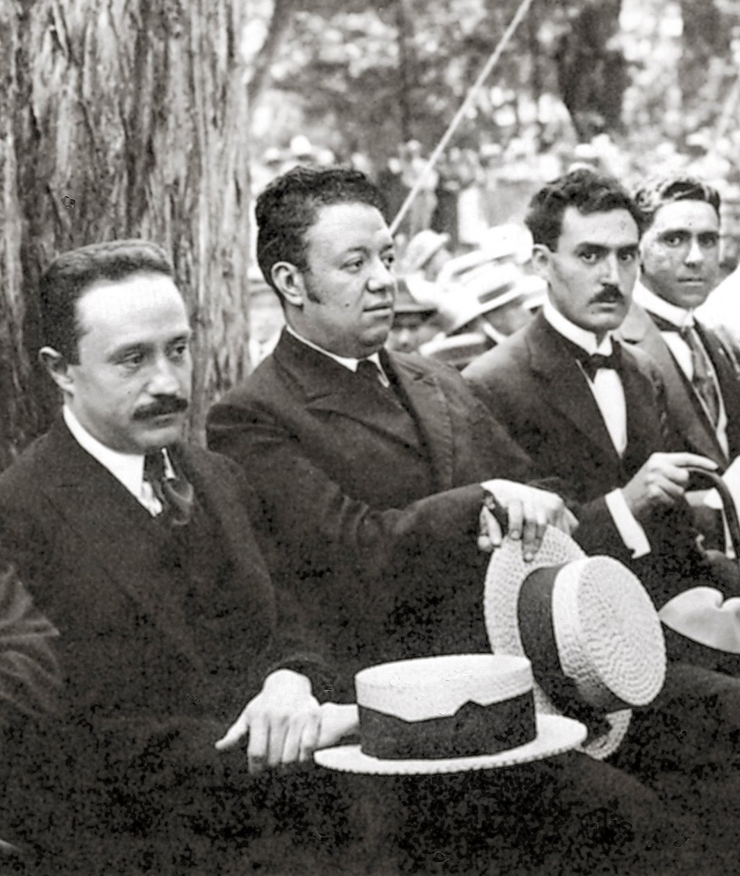 Jose Vasconcelos och Diego Rivera under ett utomhusevenemang i Chapultepec Park, Mexico City, 1921 av Tina Modotti