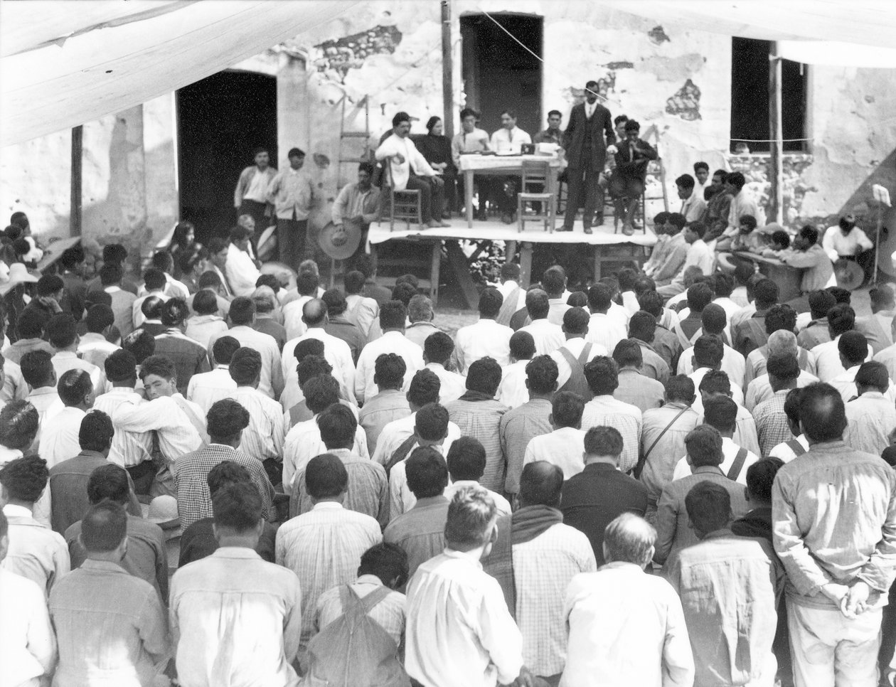 Campesinos möte: Vid bordet Xavier Guerrero och Julio Antonio Mella, Jalapa, Mexiko, 1927 av Tina Modotti