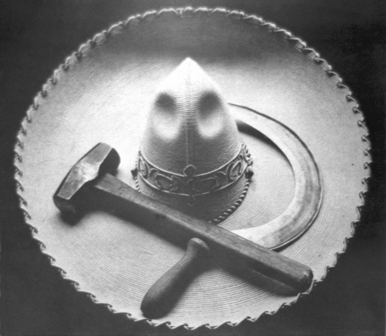 Den mexikanska revolutionen: Sombrero med hammare och sikte, Mexico City, 1927 av Tina Modotti