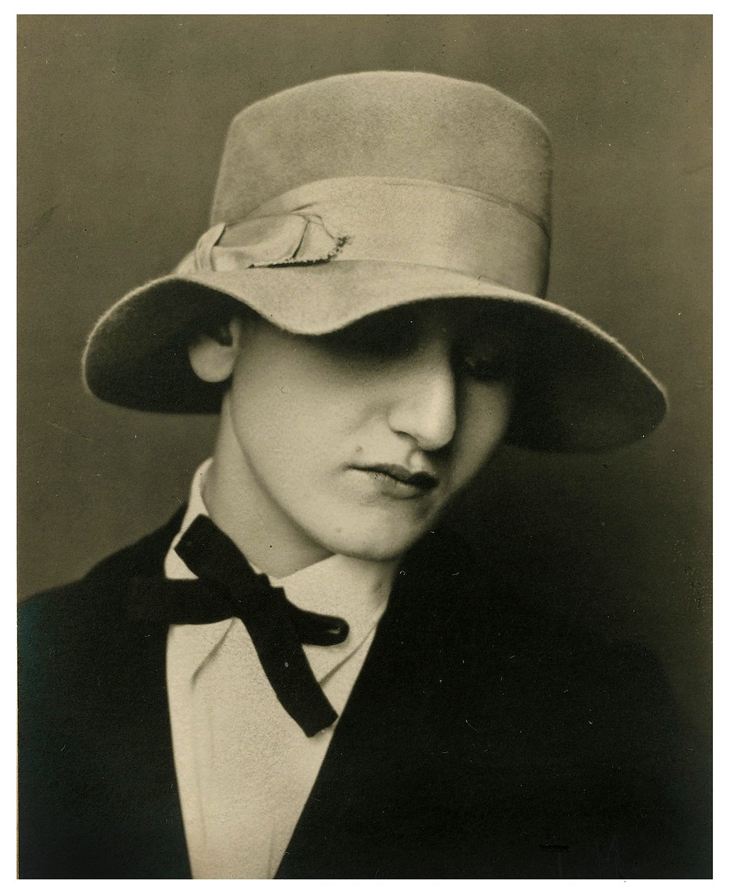 Porträtt av Anita Brenner, ca 1925 av Tina Modotti