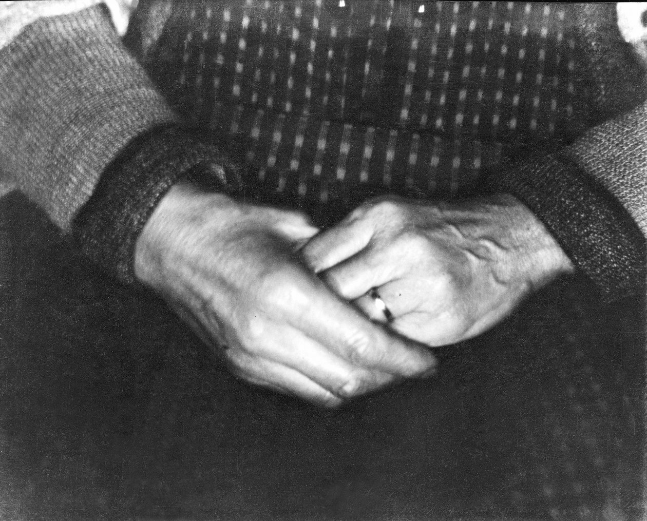 Assunta Modottis händer, San Francisco, 1923 av Tina Modotti
